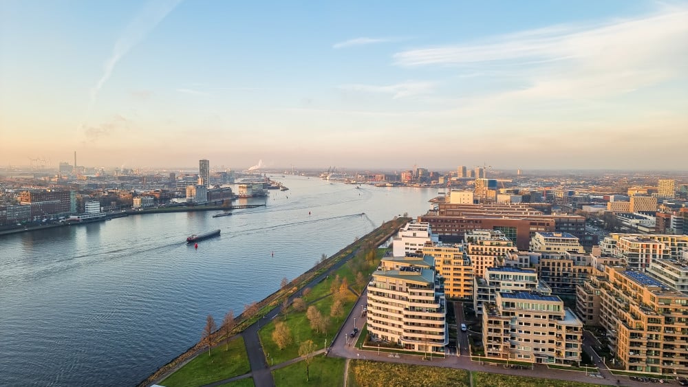 Werkloze profvoetballer mag huurders uit zijn woning in Amsterdam sturen