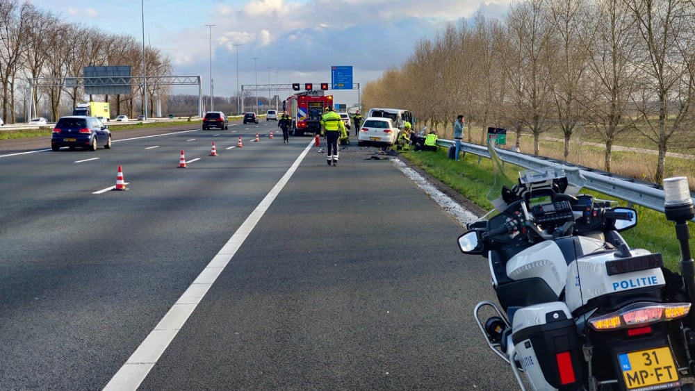 Automobilist onder invloed botst op stilstaand taxibusje op A4, twee gewonden