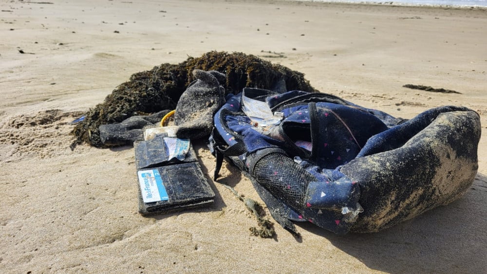Rugtassen aangespoeld op strand Camperduin, vermoedelijk van migranten Home
