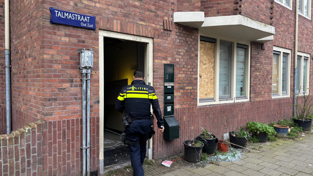 Explosion in De Pijp: significant damage to front door on Talmastraat