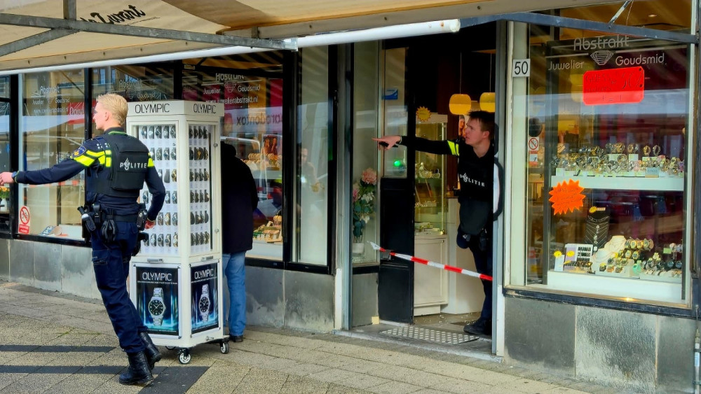 Possible fourth suspect involved in Amsterdam jewelry store robbery