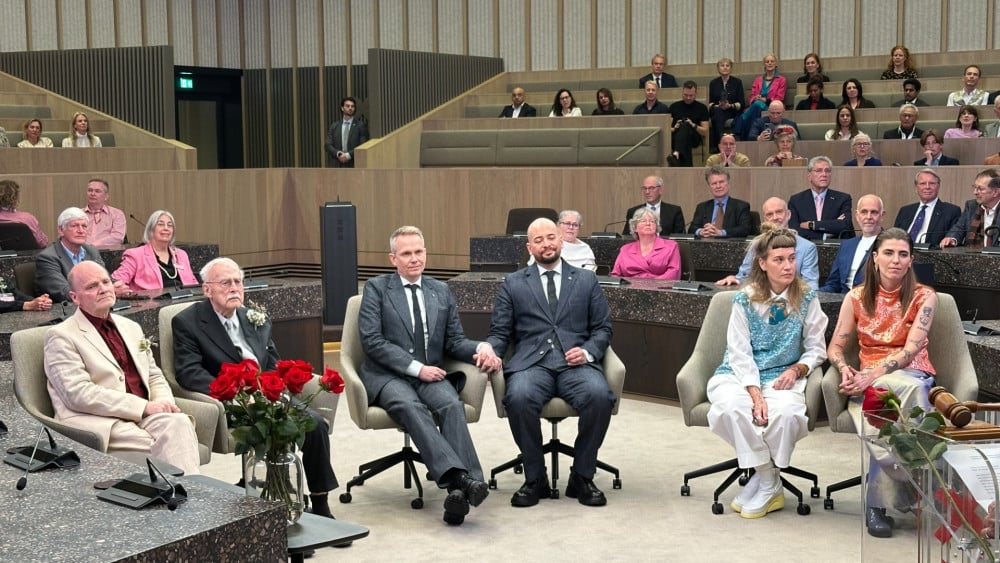 Net als 25 jaar geleden trouwde de burgemeester vannacht drie stellen van hetzelfde geslacht
