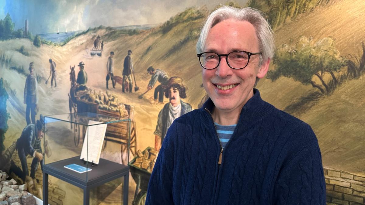 Kunstenaar Stefan tekent de aanleg van de allereerste weg naar Zandvoort