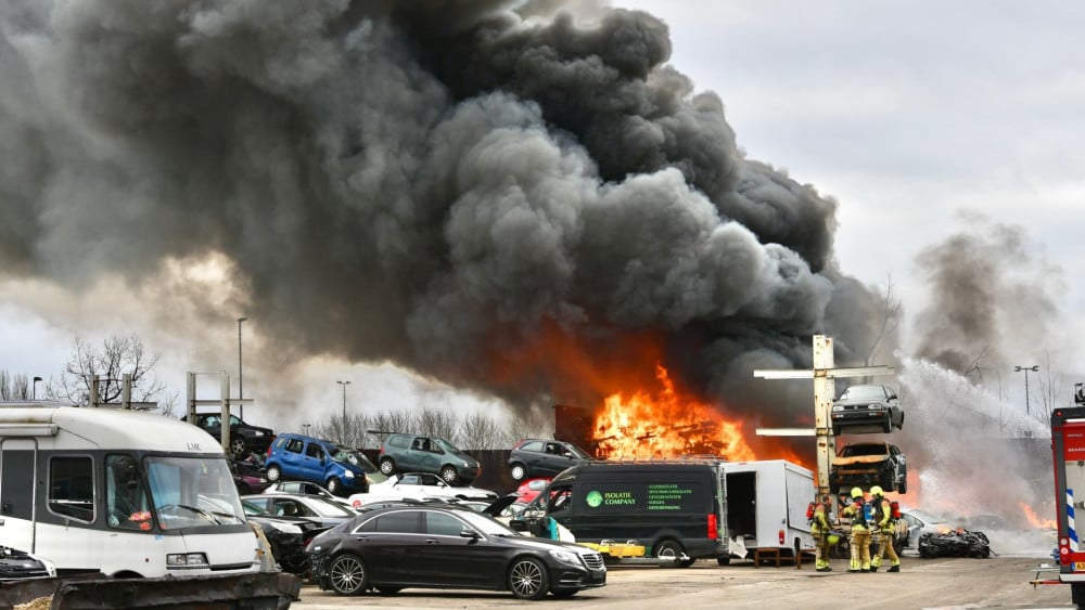 Stapel auto's in brand in Blokker, veel rook komt vrij
