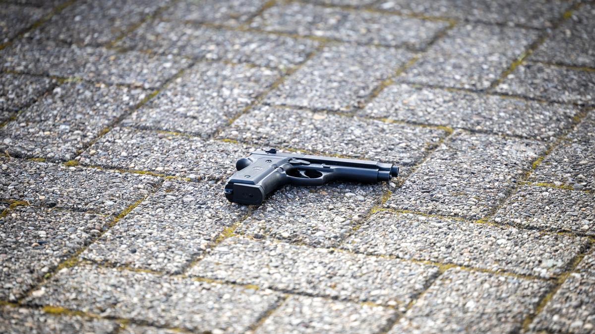 Zoektocht naar overvallers, vuurwapen achtergelaten op straat