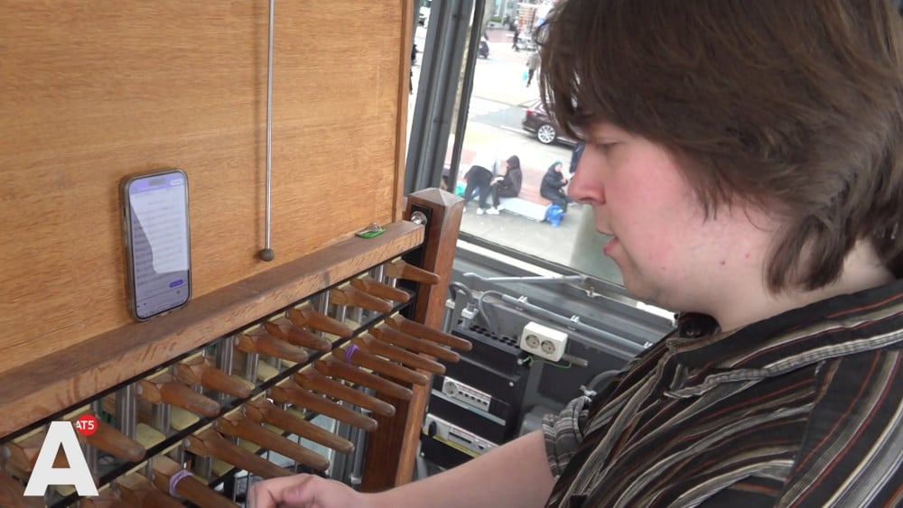 Jim (23) is beiaardier op  Plein '40-'45 en hij doet ook verzoeknummers