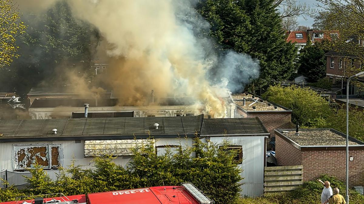 Flink wat rook bij brand woonwagen