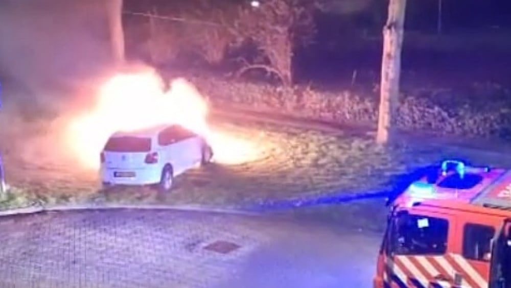 Auto vliegt in brand in Amsterdam-Zuidoost