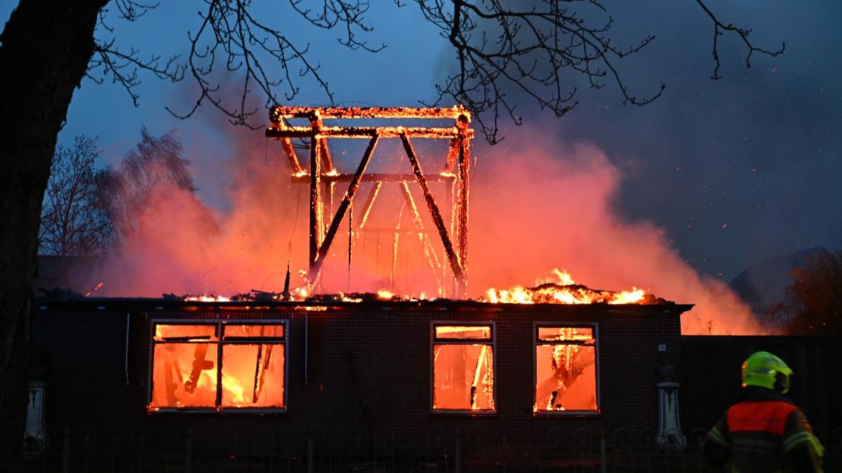 Uitslaande brand in woning met rieten dak in Heerhugowaard, NL-Alert vanwege rook