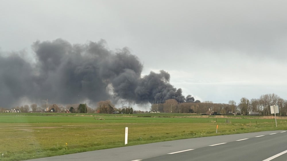 Dikke rookwolken bij zeer grote brand industrieterrein Obdam
