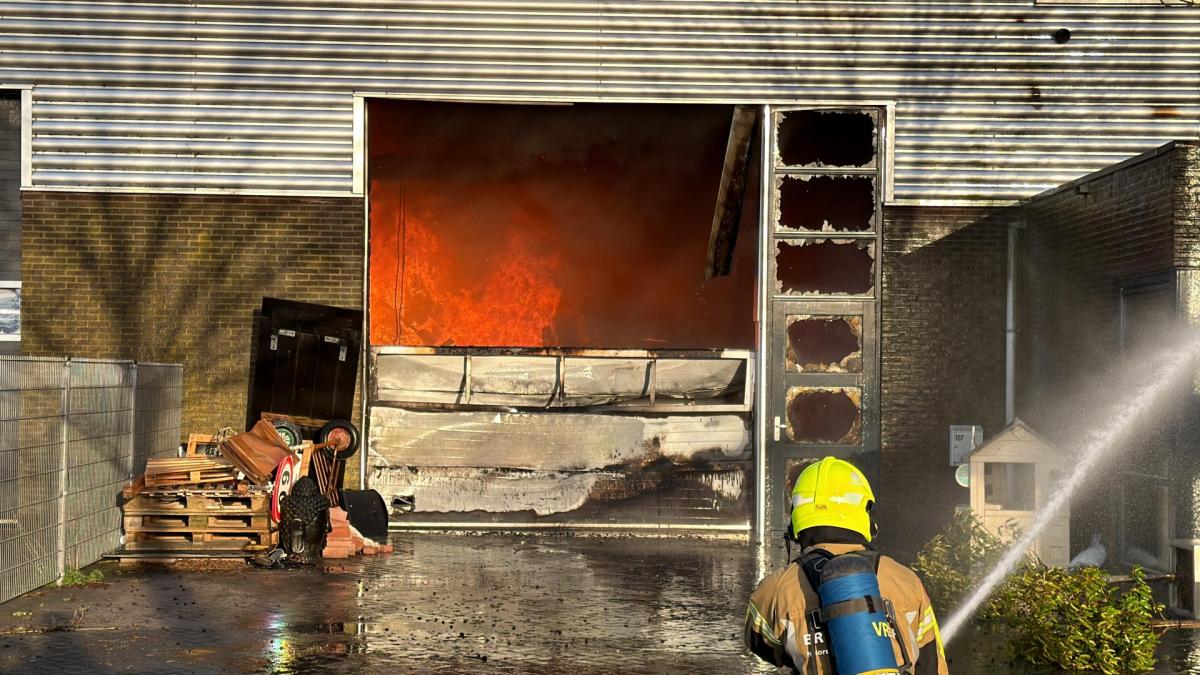 Zeer grote brand Obdam nog altijd niet uit, brandweer sloopt pand om gerichter te blussen