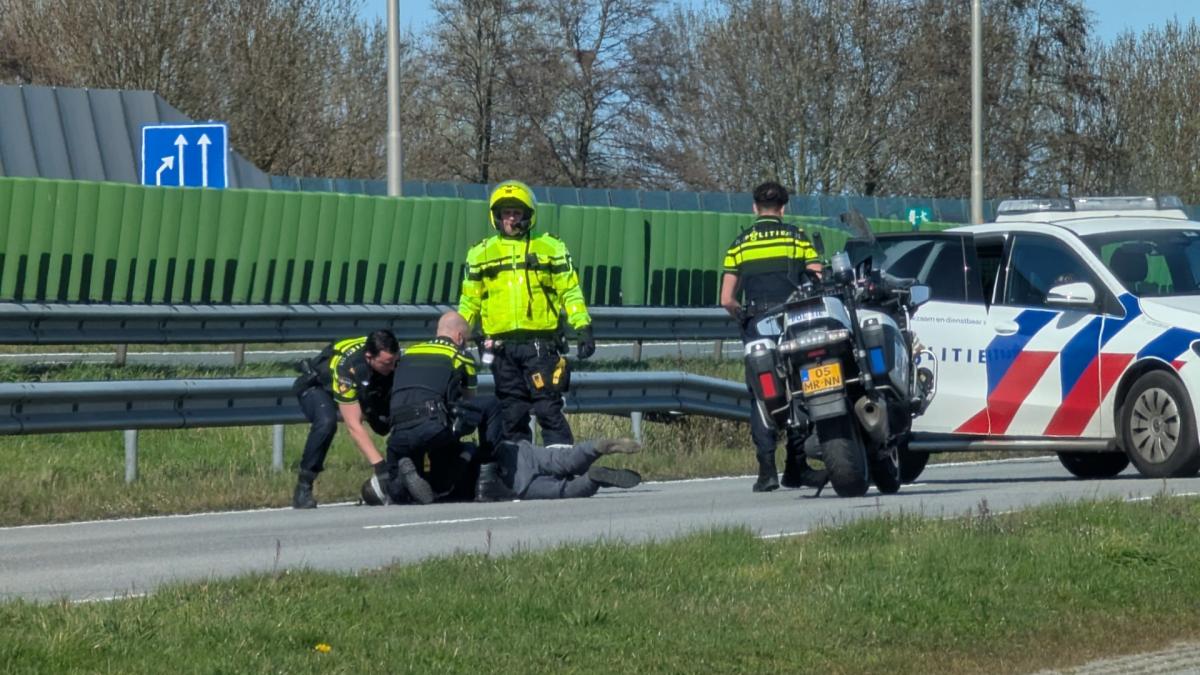 Man loopt op N242 en valt agent aan bij arrestatie