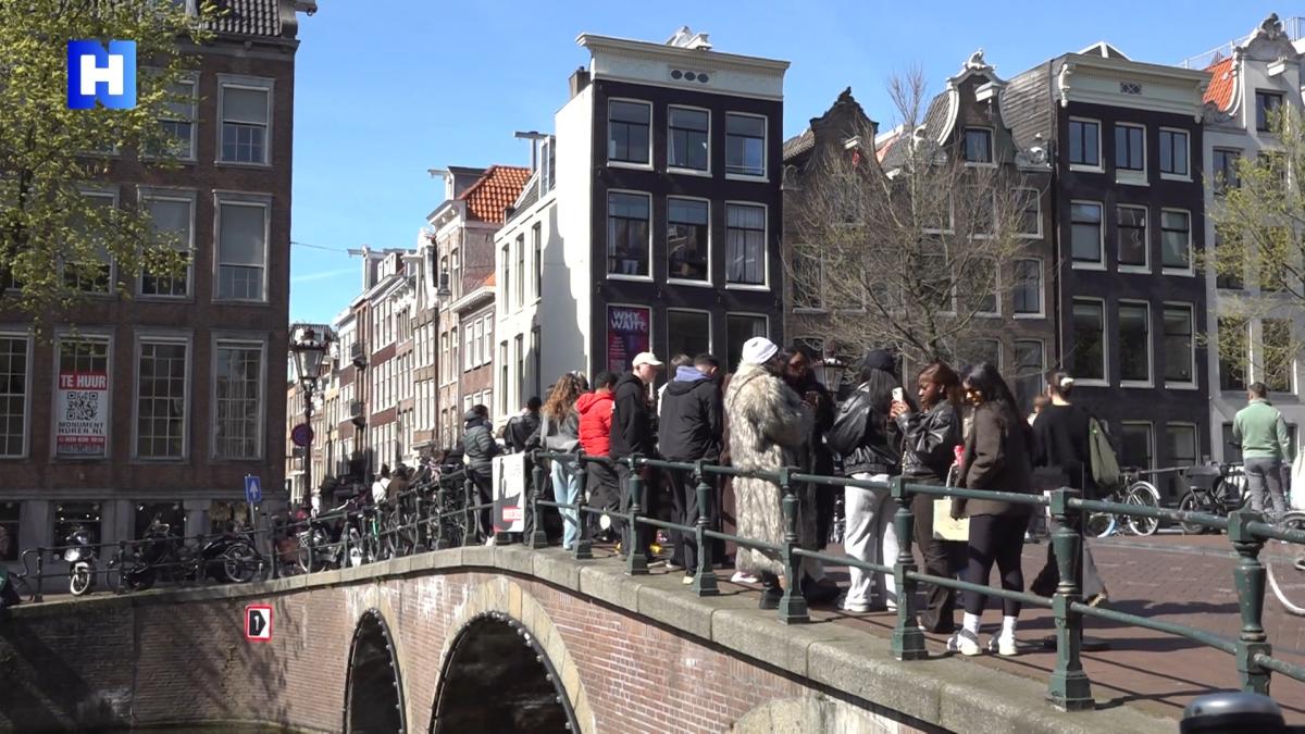 Toeristen vullen Amsterdamse binnenstad met Pasen: 