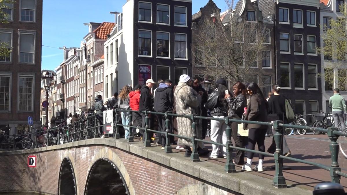 Toeristen vullen Amsterdamse binnenstad met Pasen: 