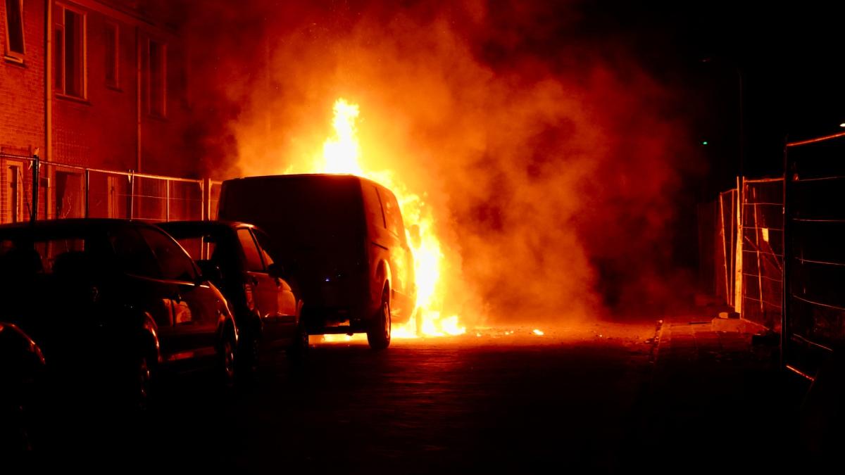 Veel schade bij autobrand in Enkhuizen