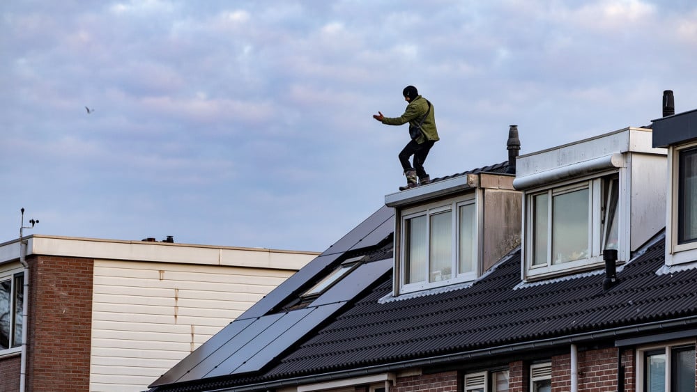 Inbreker vlucht het dak op na inbraak bij woning IJmuiden