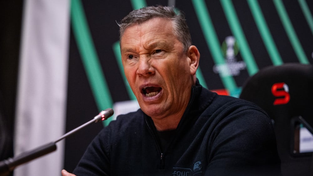 Furieuze AZ-trainer Leeroy Echteld straft laatkomers: "Deze onzin willen we niet meer"