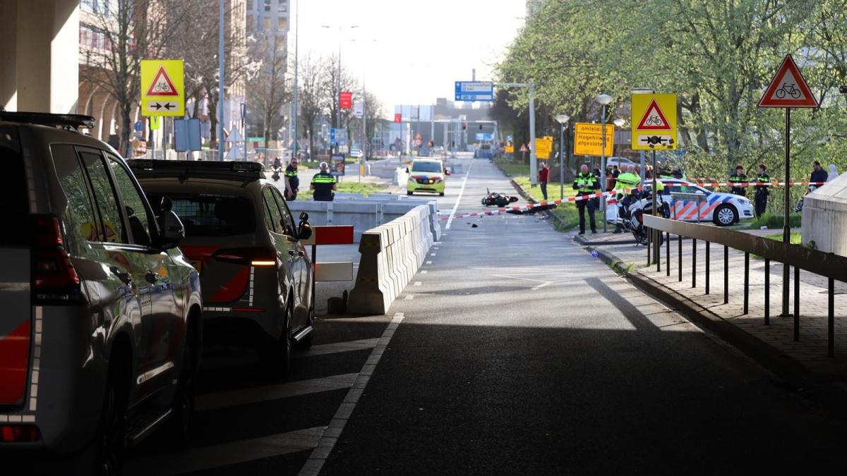 Twee gewonden na aanrijding tussen motor en fatbike in Amsterdam
