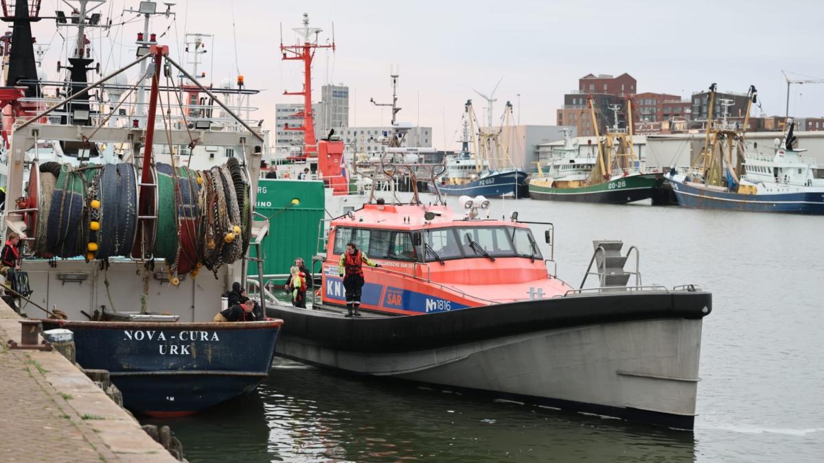 Persoon overboord geslagen in IJmuiden, slachtoffer gevonden en naar ziekenhuis