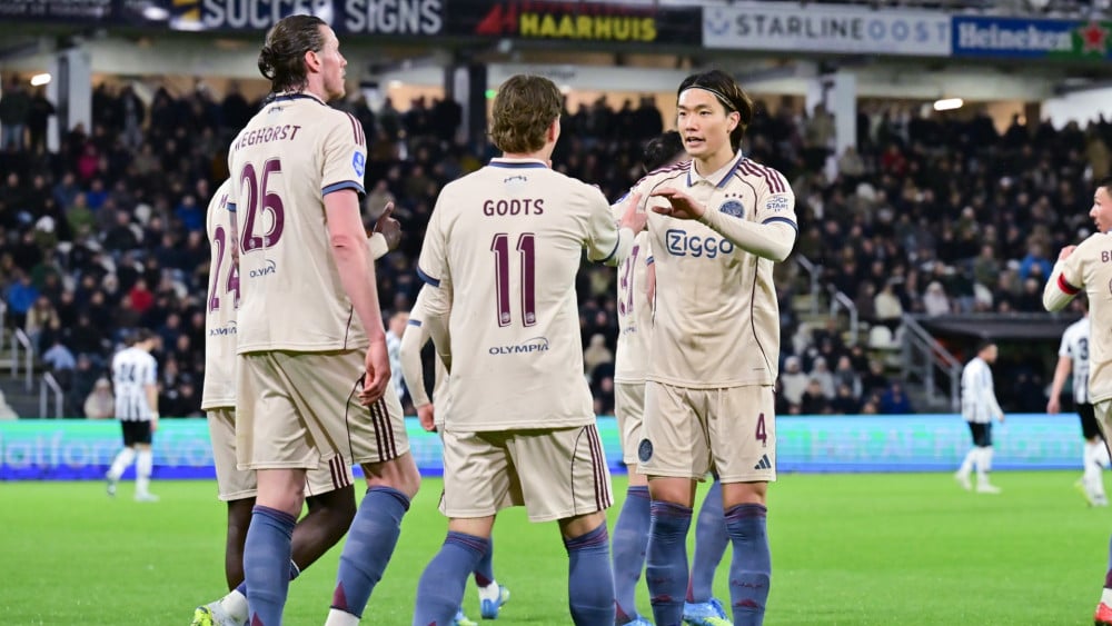 Lees terug: Ajax na snelle doelpunten simpel langs hekkensluiter Heracles