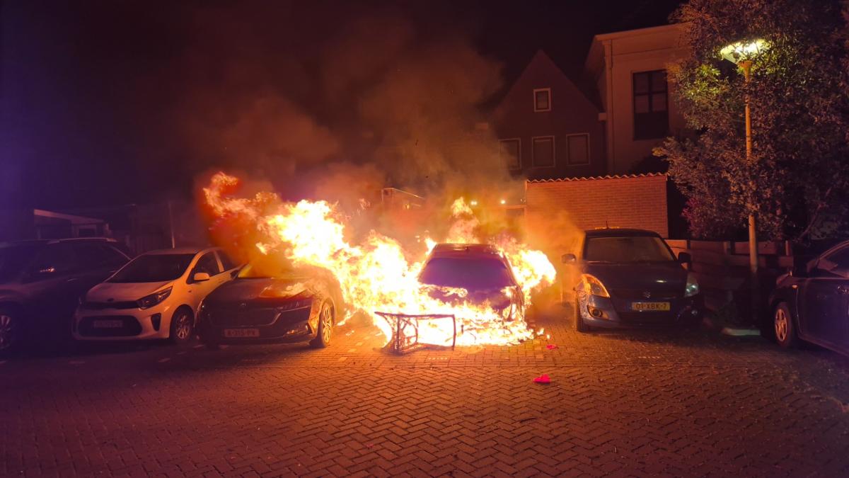 Meerdere auto's verwoest na autobrand in Wormerveer