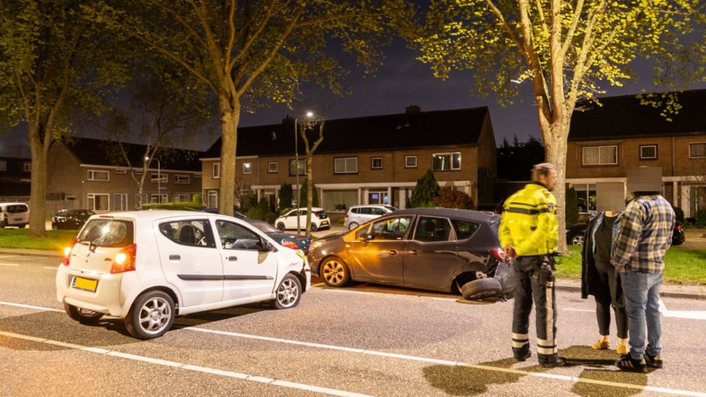 Uitgeestse (37) knalt op geparkeerde auto, aangehouden voor rijden onder invloed