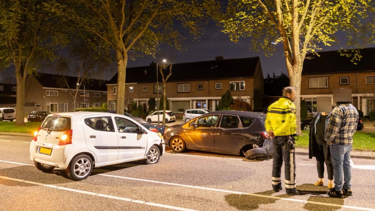 Uitgeestse knalt op geparkeerde auto, krijgt rijverbod van twee uur