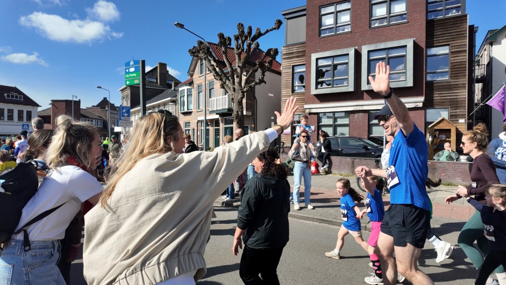 Moeder wint Hilversum City Run, verslaat dochter die tweede wordt: "Goed voor de sfeer thuis"