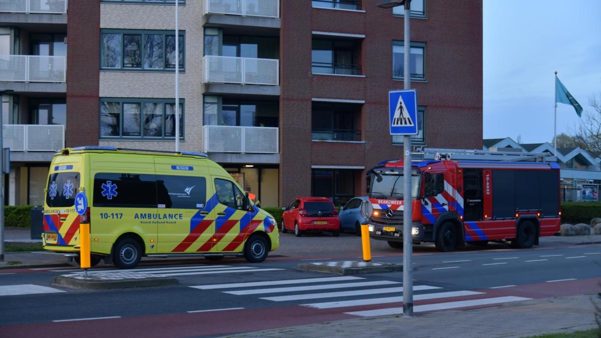Voetganger door hulpdiensten uit water in Den Helder gehaald en naar ziekenhuis gebracht
