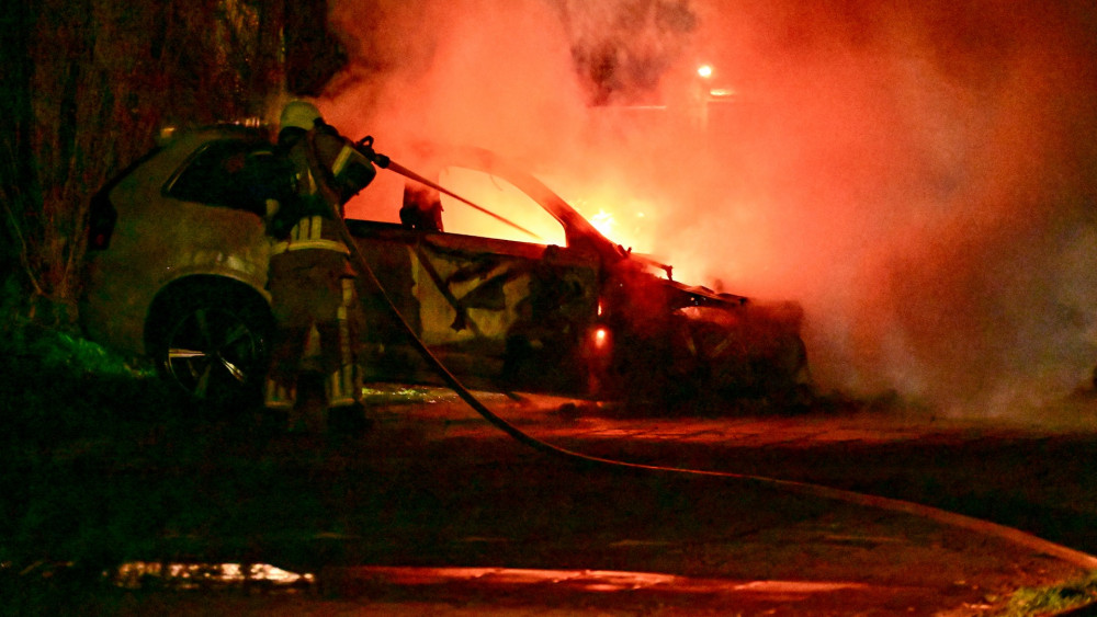 Auto brandt volledig uit in Hoorn • Man met explosief in boodschappentas aangehouden