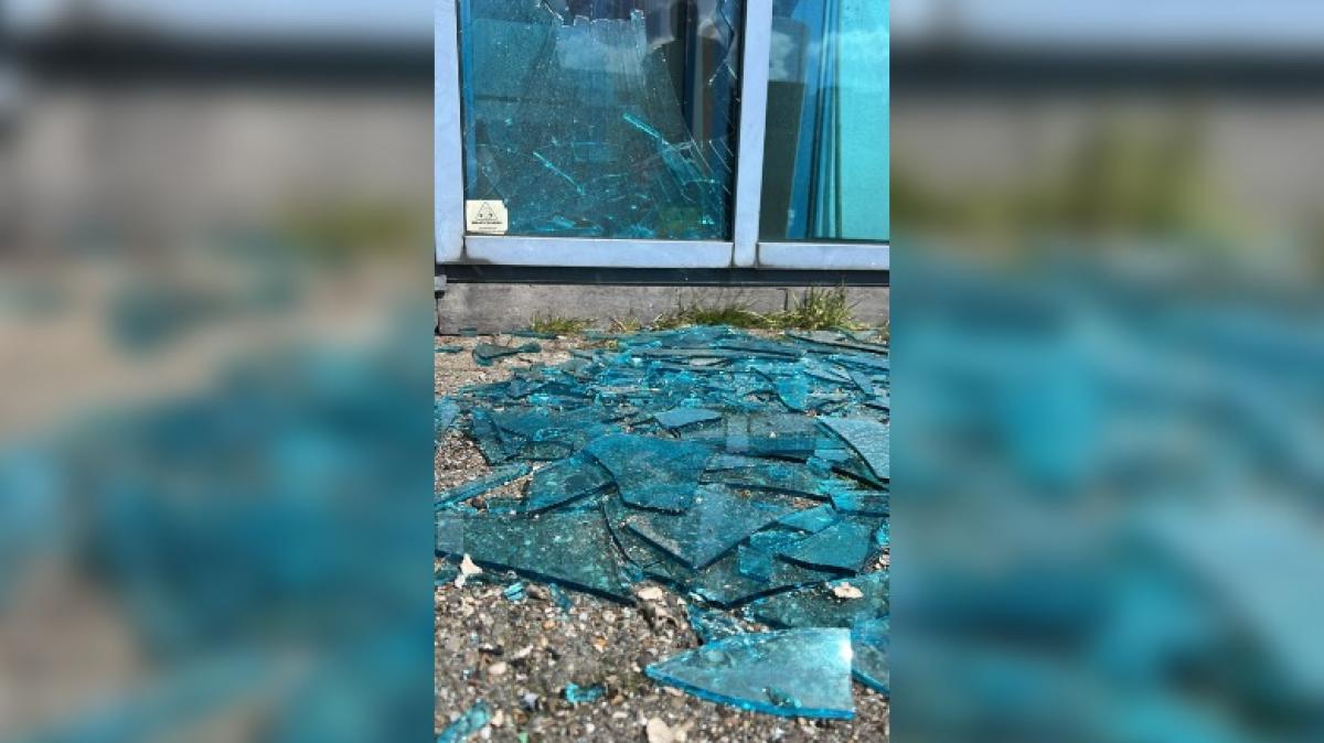 Man opgepakt na inbraak in bedrijfsbus • Politie doet inval in woning Ouderkerk aan de Amstel