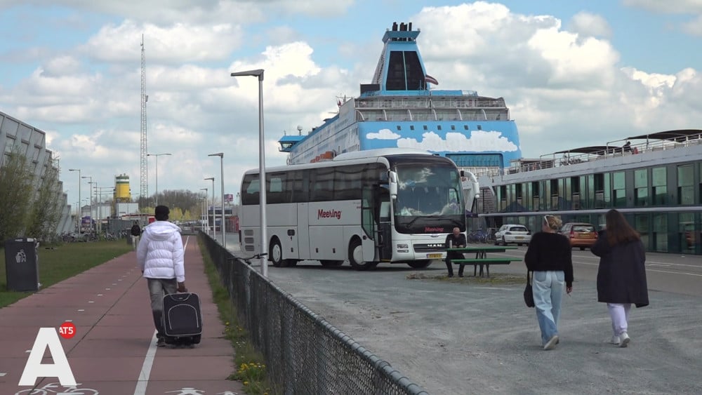 Pendelbus van en naar azc-schip stopt: "Verschrikkelijk, de bus is een levenslijn"