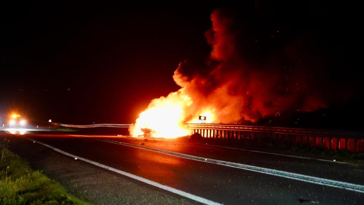Auto vliegt in brand na botsing op dijk tussen Enkhuizen en Lelystad, dijk afgesloten