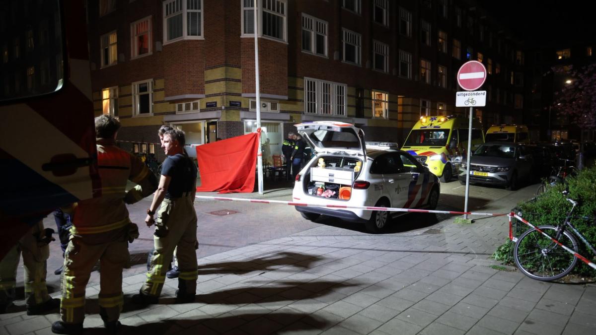 Man doodgestoken in Amsterdam-Oost • Auto vliegt in brand na botsing op dijk tussen Enkhuizen en Lel