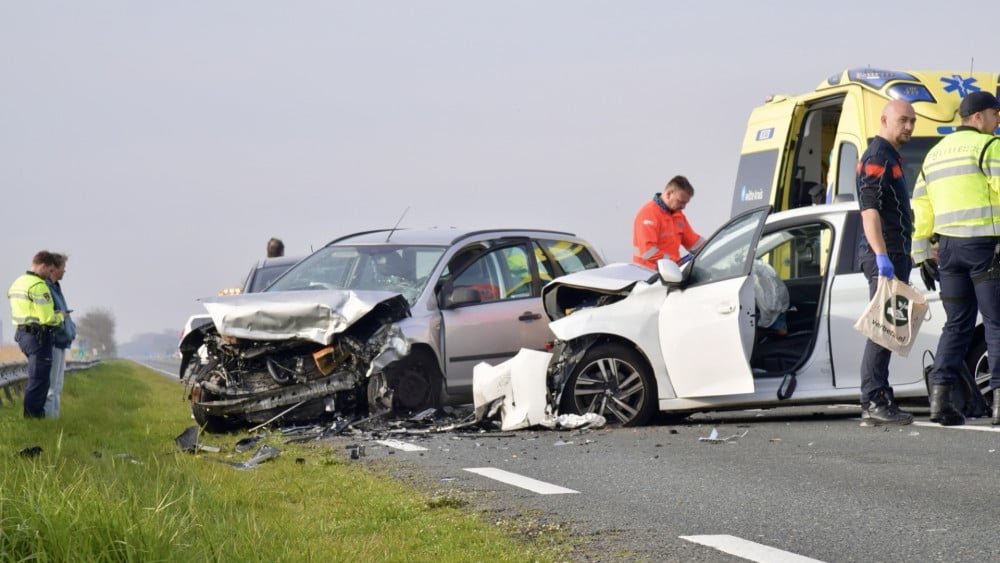 N9 dicht bij Julianadorp door frontale botsing, twee personen gewond