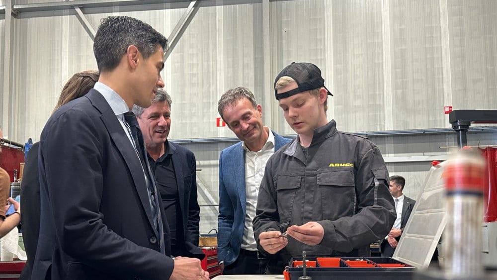 Van Washington naar Wieringerwerf: premier Jetten op bezoek bij staalbedrijven Home