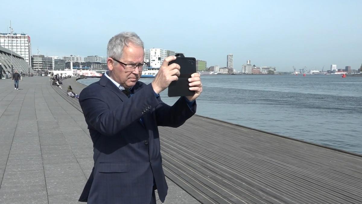 Simon Sprietsma (60) is al 35 jaar dé ontwerper van de Amsterdamse binnenstad