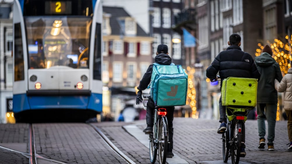Amsterdamse pizzakoeriers beroofd van hun pizza's, daders genieten rustig van de buit