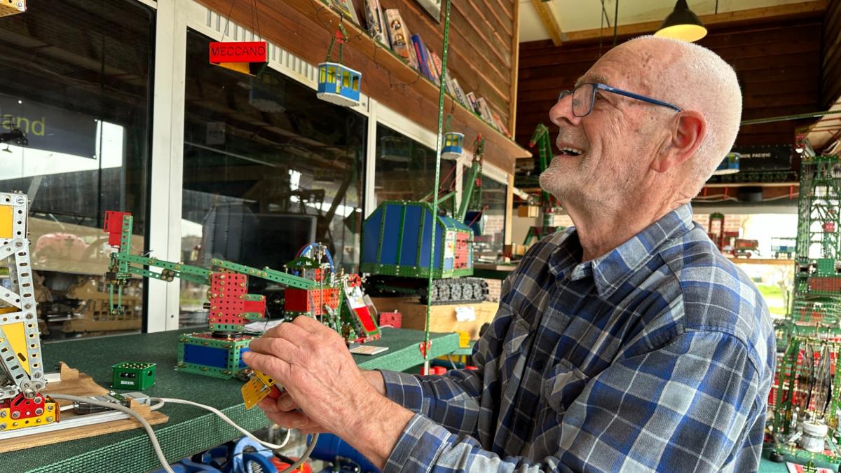 Jan is zó gek van Meccano dat hij een museum bouwde