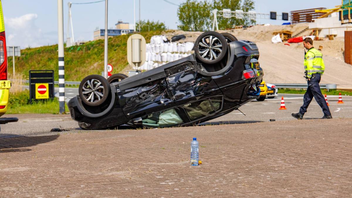 Auto op de kop bij botsing in Amstelveen, kind en bestuurder naar ziekenhuis