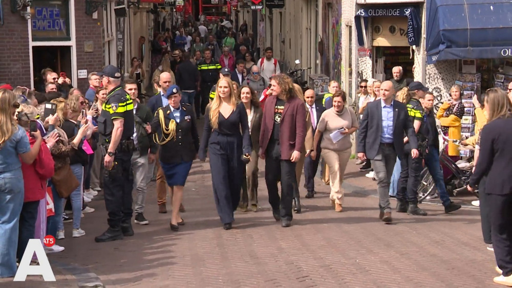 Circus Amalia parades through the city again: crowding for photos on the Zeedijk