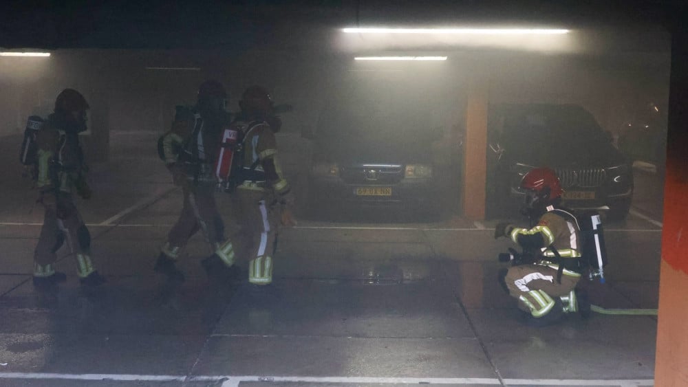 Brand uitgebroken in Huizense parkeergarage, bovenliggende panden ontruimd