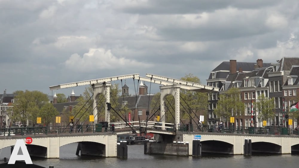 More than 20 yellow signs on the Skinny Bridge: isn't there a better way?