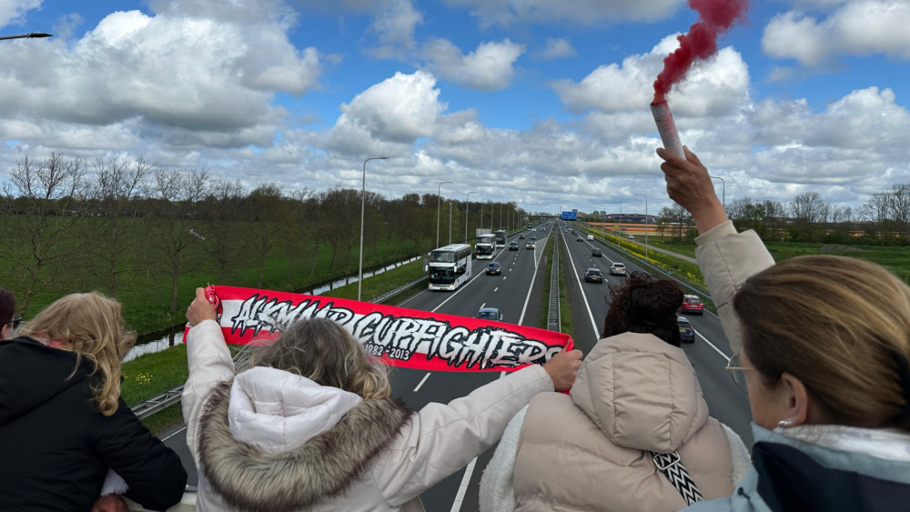 ? Dronebeelden van A9 en 'trillende handen', AZ-supporters vertrekken in bussen naar De Kuip
