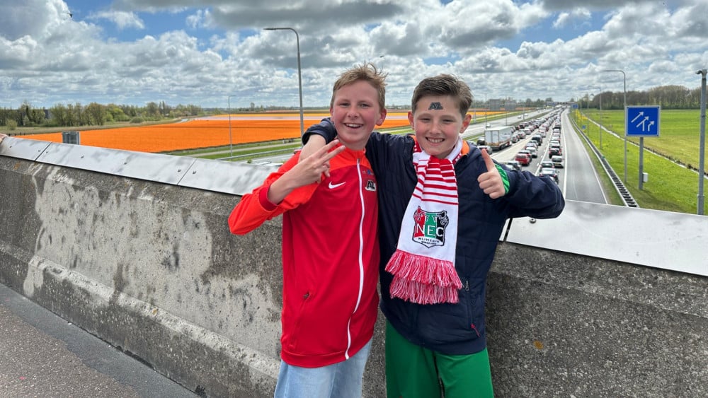 ? Vertraging voor stoet AZ-supporters door ongeluk A9, bussen over vluchtstrook