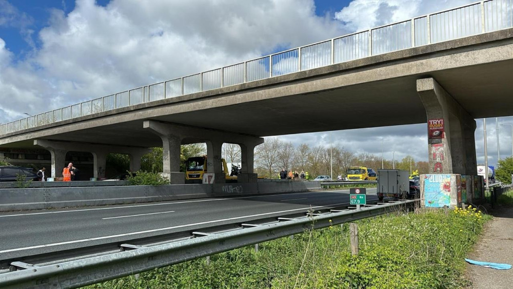Ongeluk op A9 bij Heiloo, verkeer rijdt over vluchtstrook.