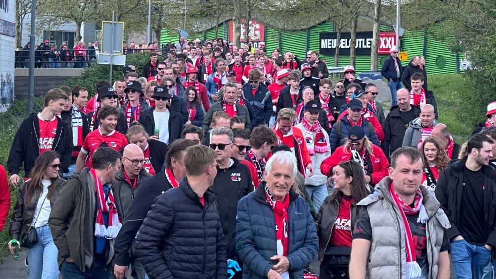 ? Bussen met AZ-fans allemaal vertrokken uit Alkmaar en al honderden mensen bij De Kuip