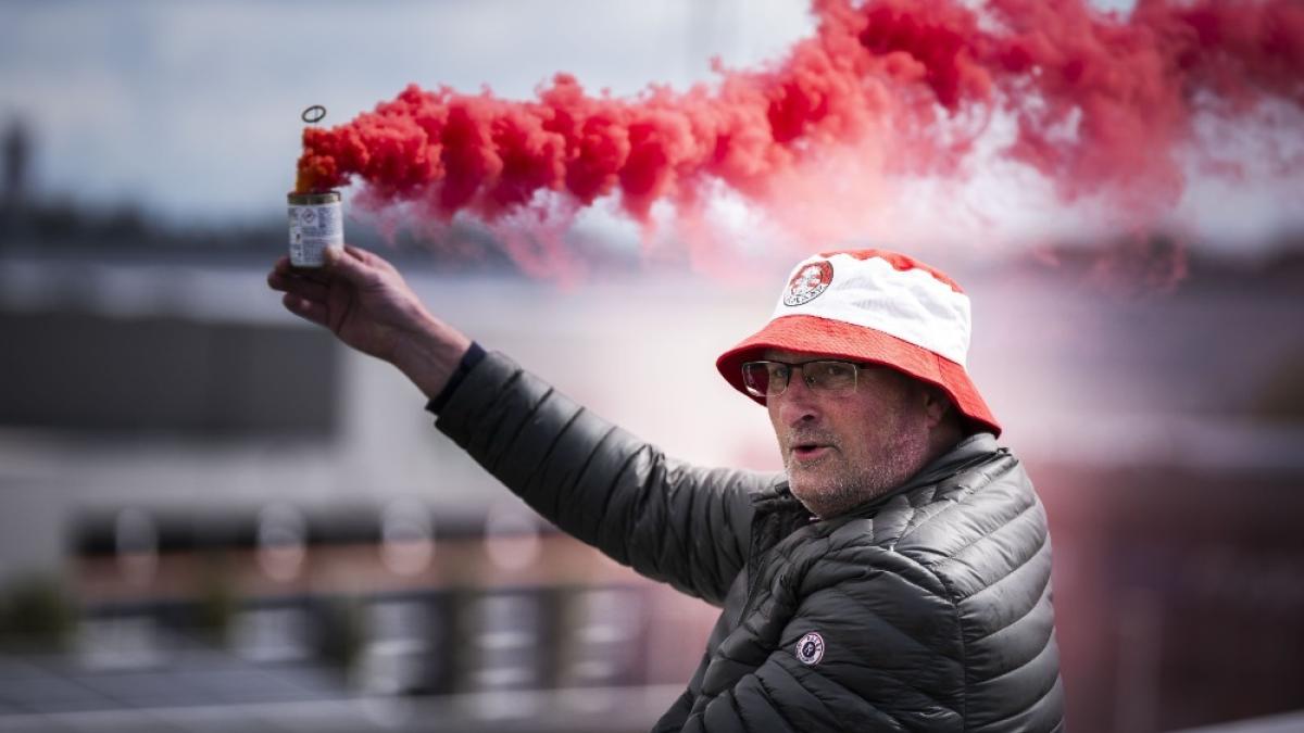 Uit Alkmaar: duizenden uitgelaten AZ-fans vertrekken naar De Kuip