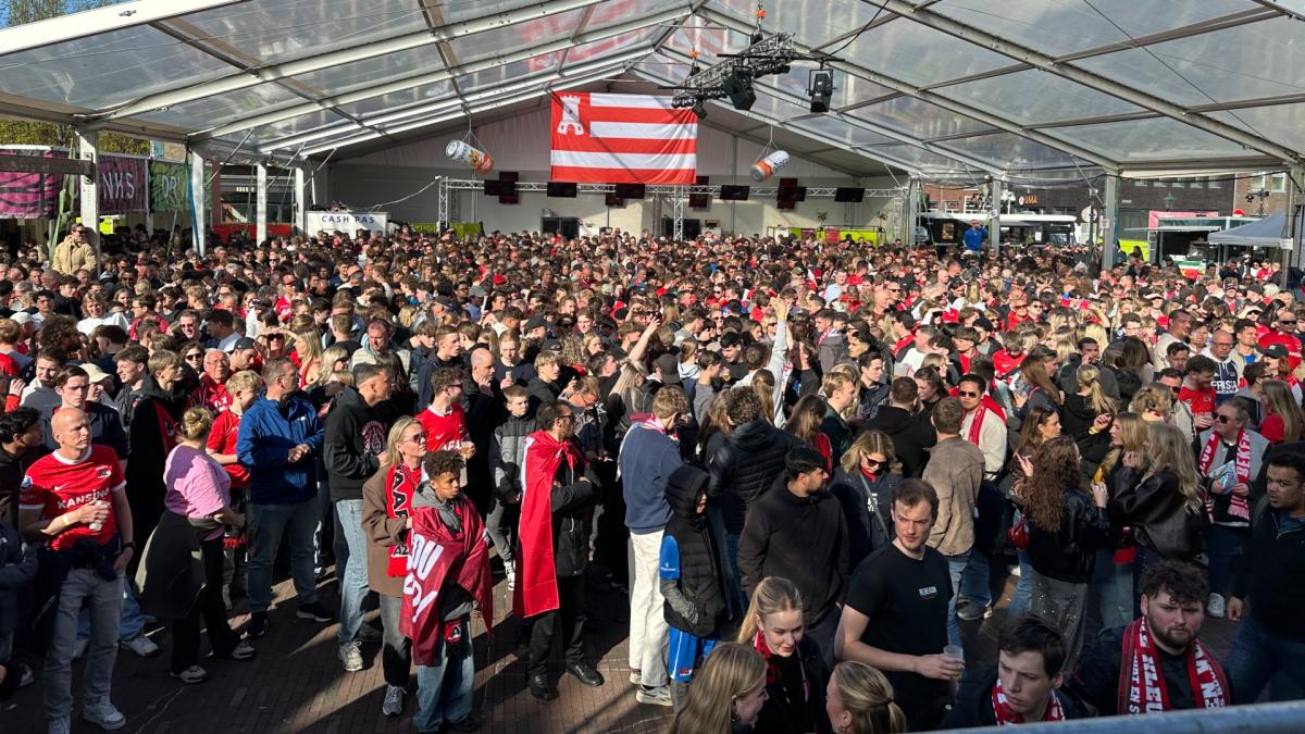 Bier en sjaals: kijk mee naar hoe honderden AZ-fans in Alkmaar naar de bekerfinale kijken