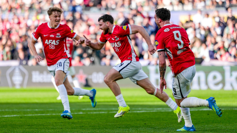 ?AZ komt op voorsprong tegen NEC in bekerfinale • De Wit haalt de trekker over